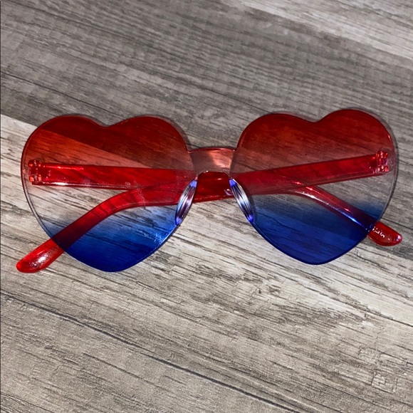 ❤️ 3/$15 Heart-Shaped Gradient Sunglasses - Picture 3 of 3